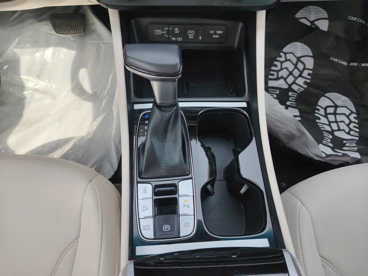 Car image 19