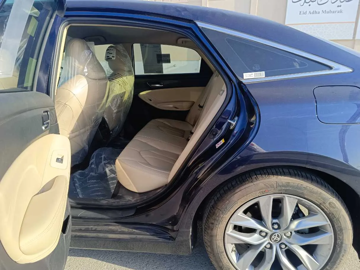 Car image 19