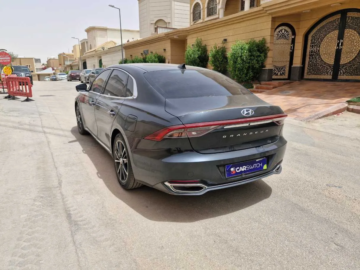 Car image 7