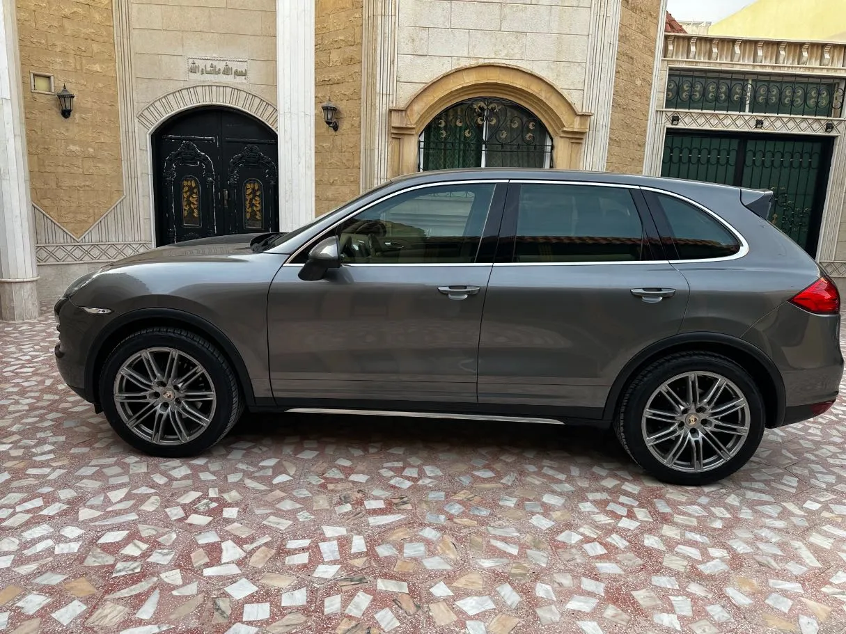 Car image 8