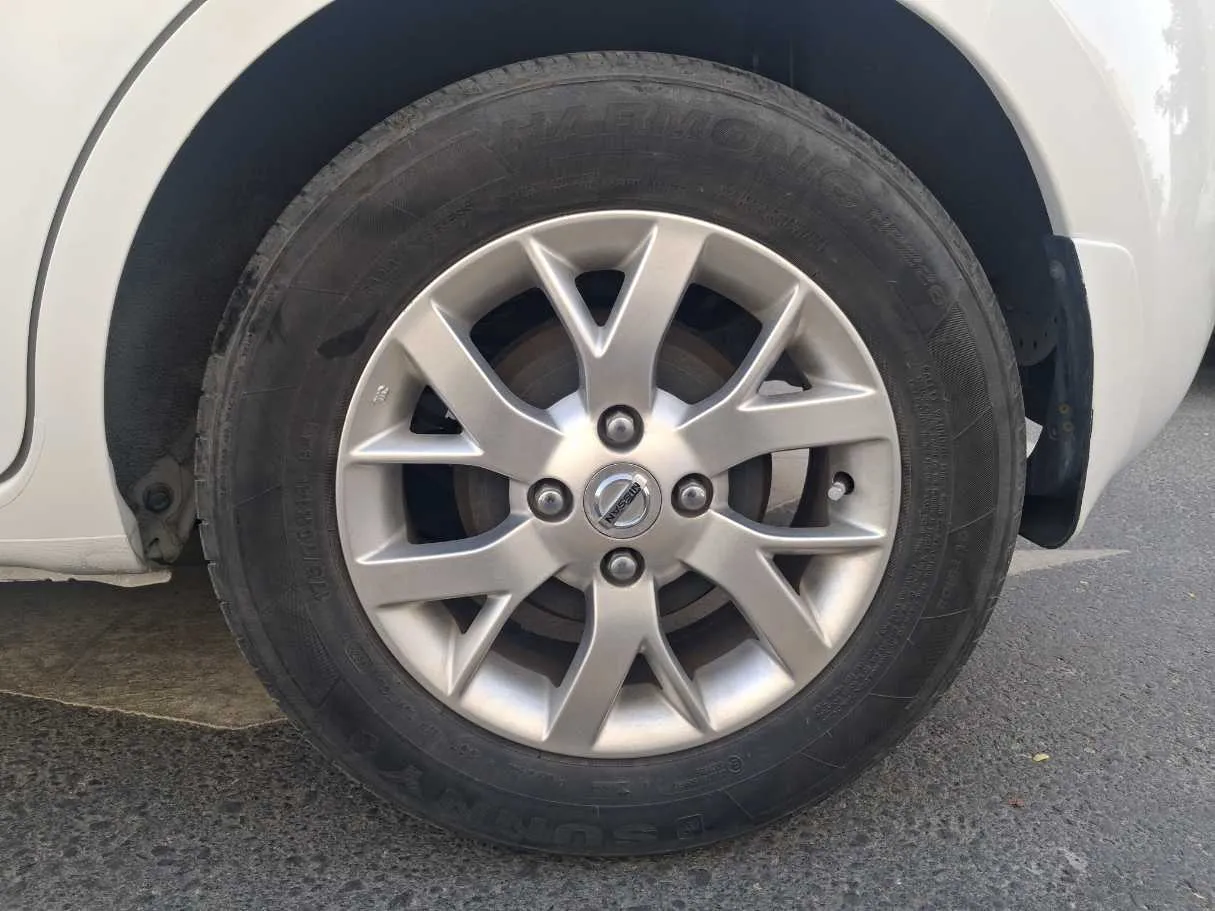 Car image 9