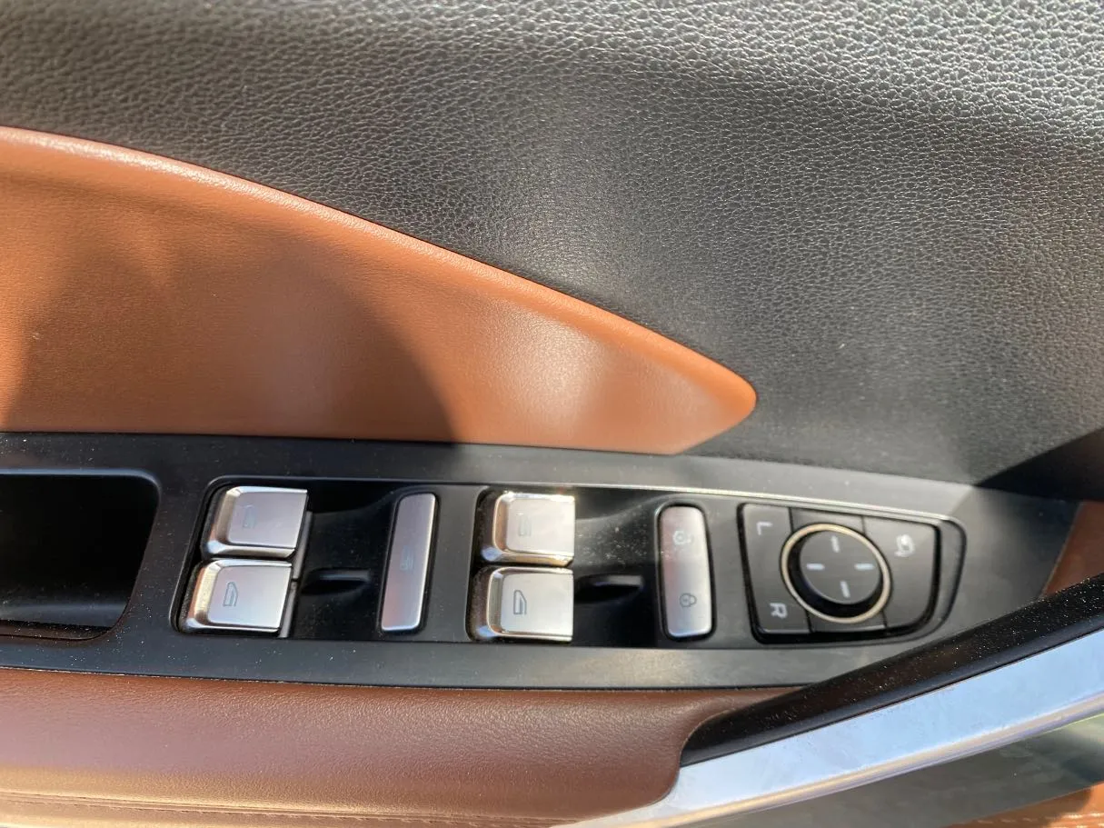 Car image 28