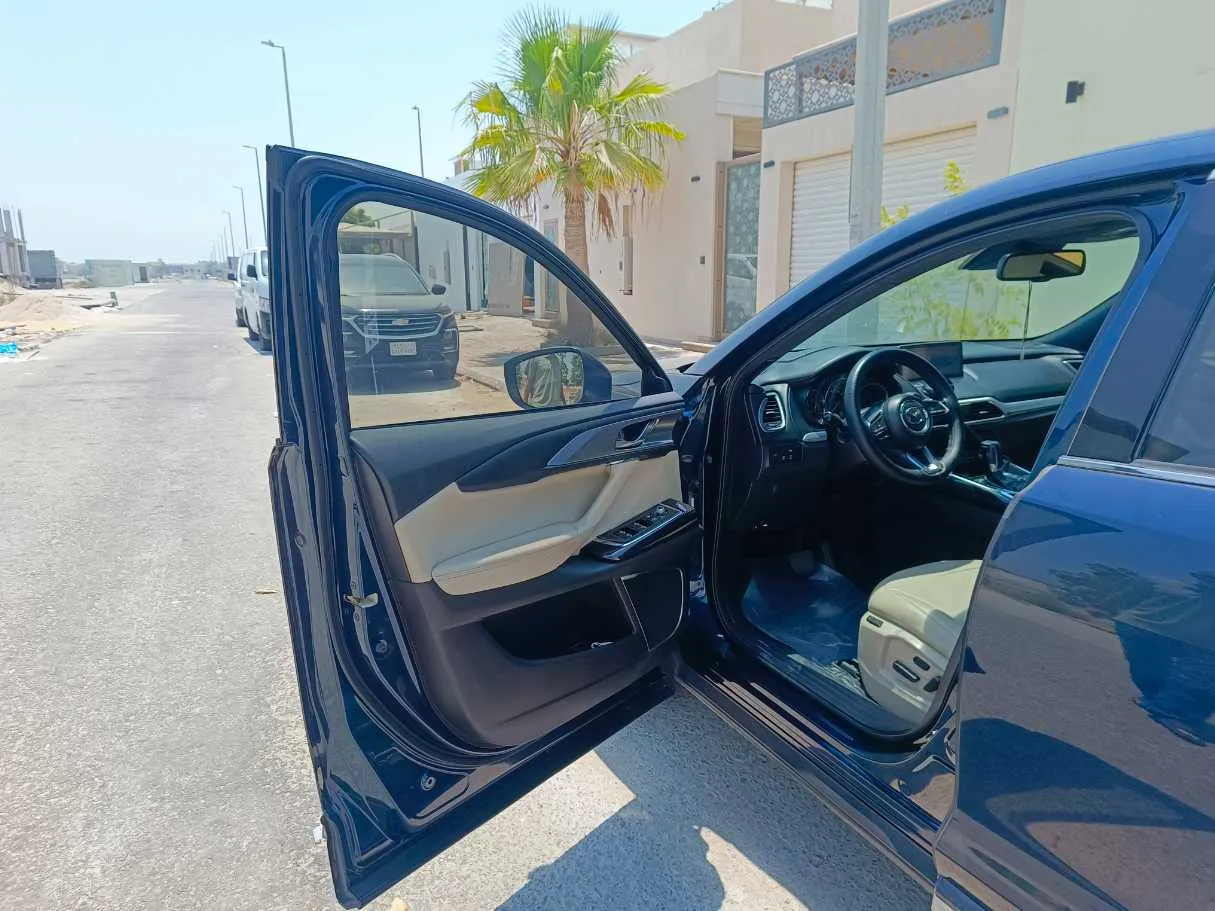 Car image 11