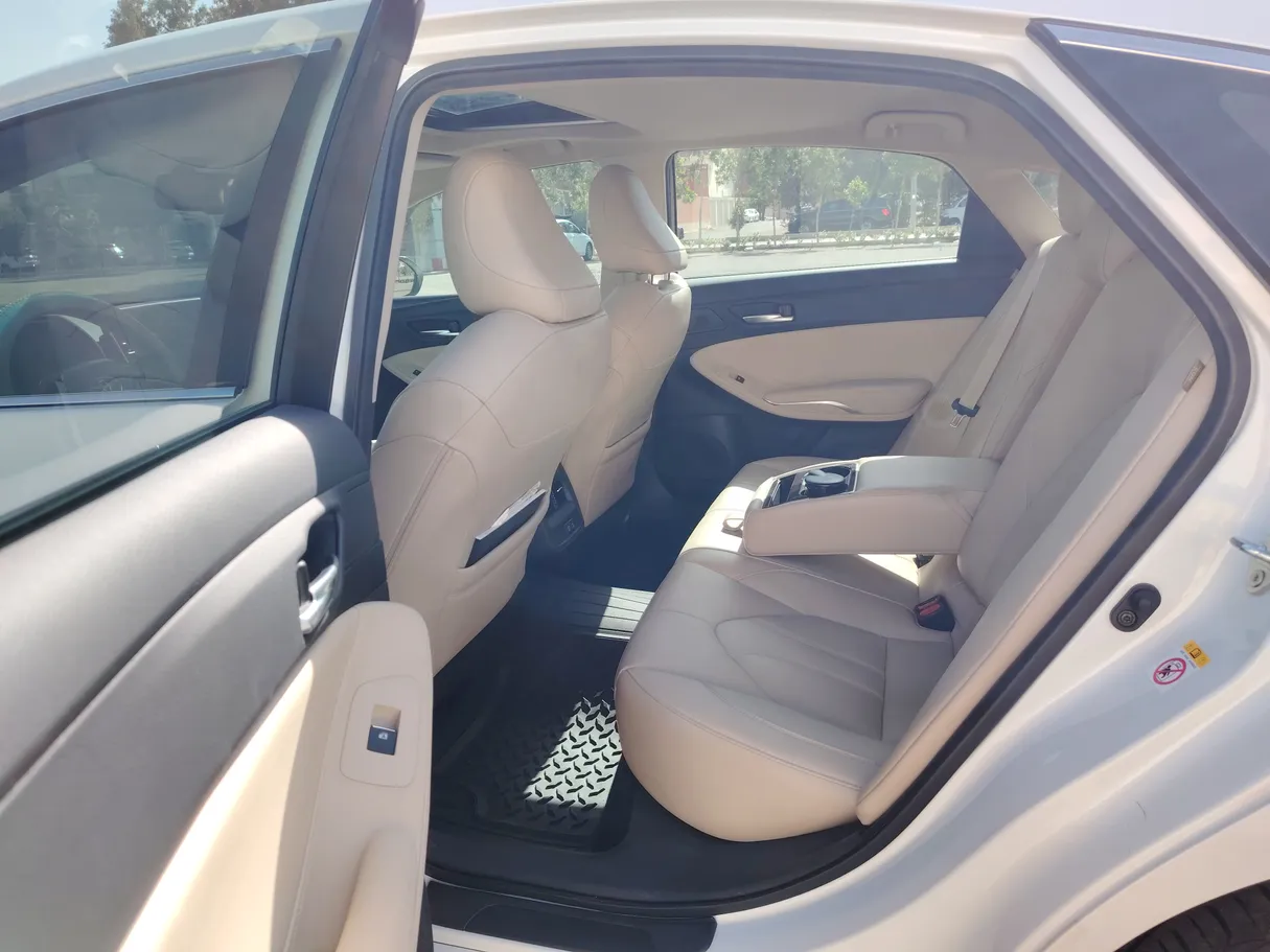 Car image 16