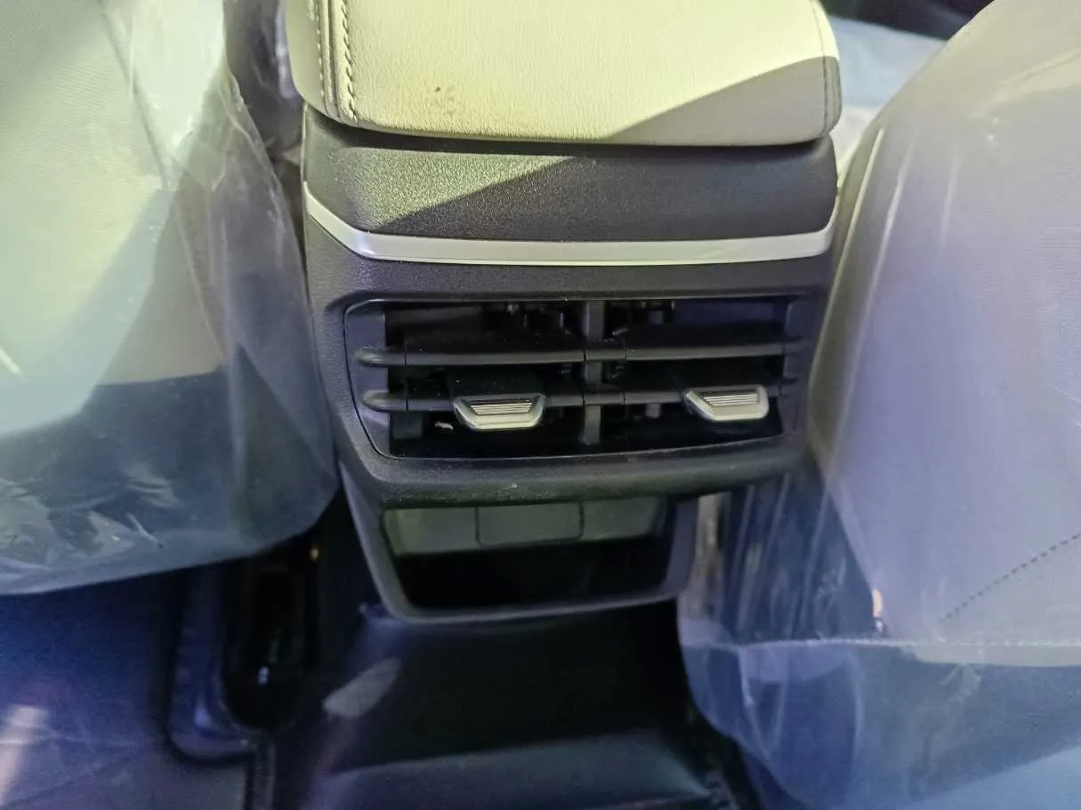 Car image 27