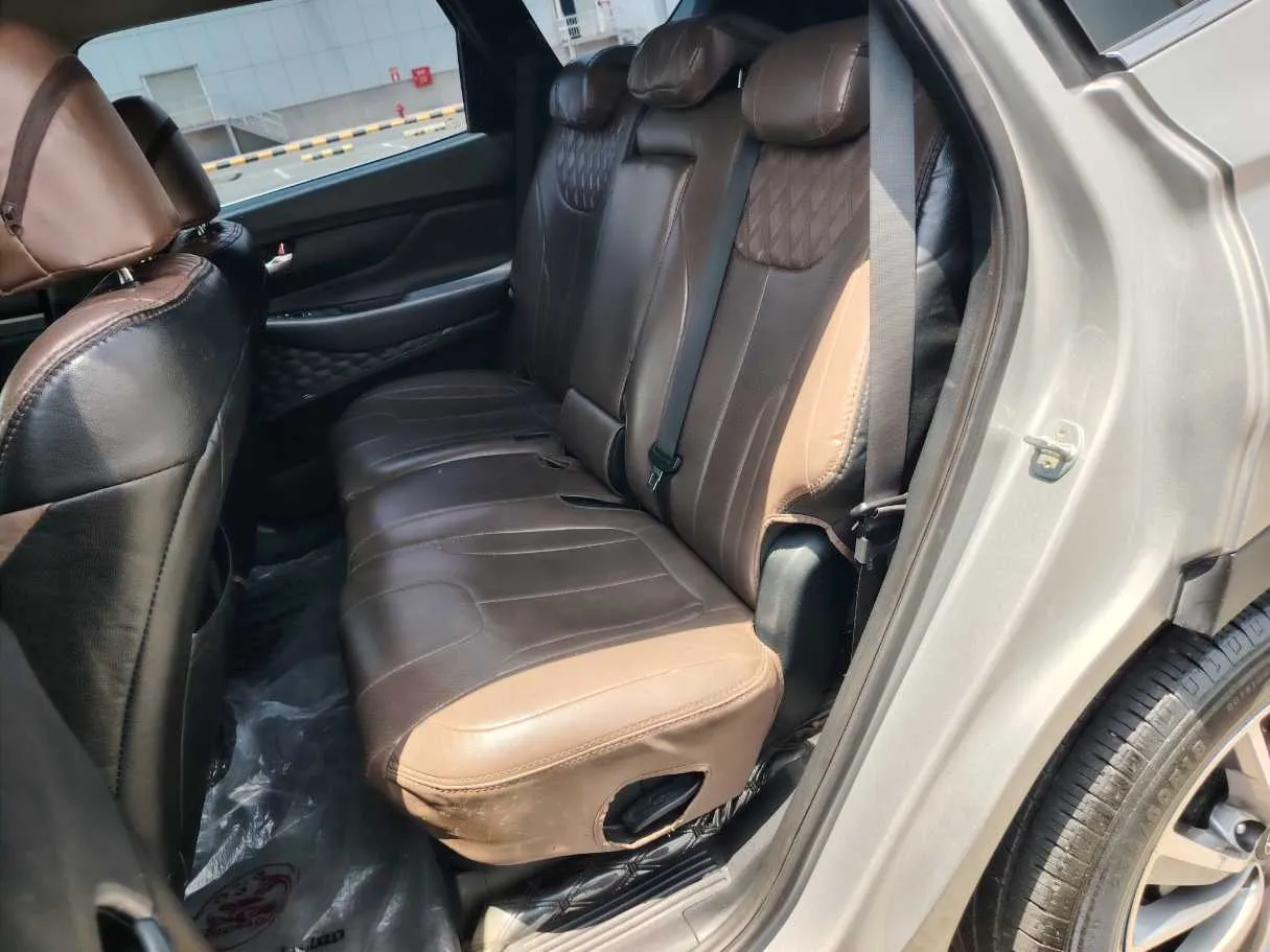 Car image 16