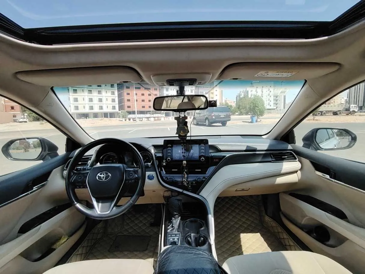 Car image 17