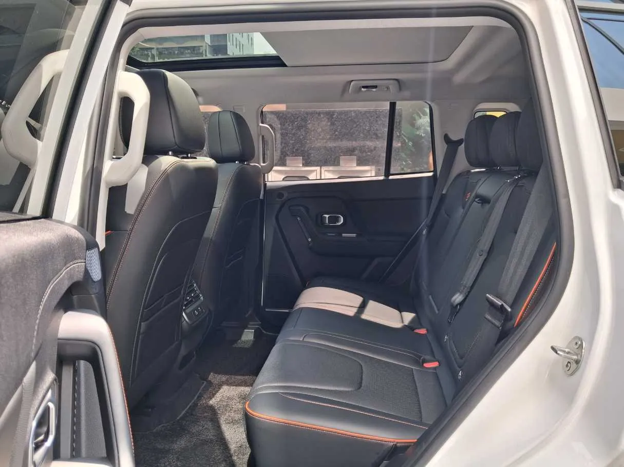 Car image 13
