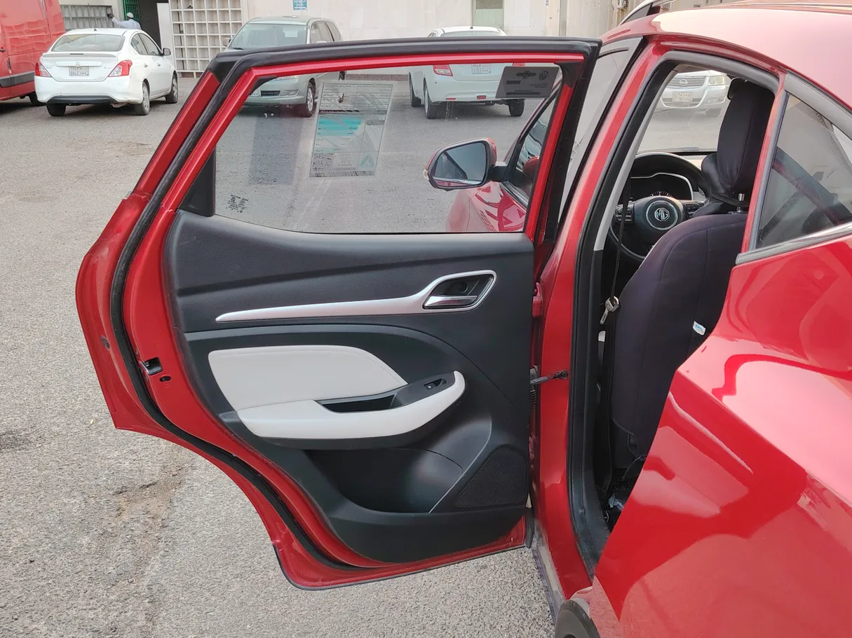 Car image 14