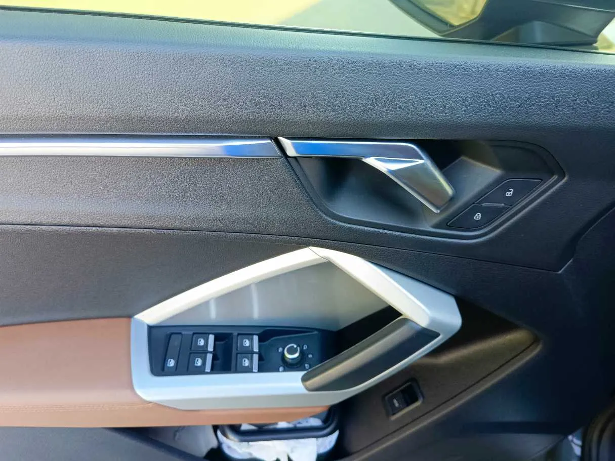 Car image 35