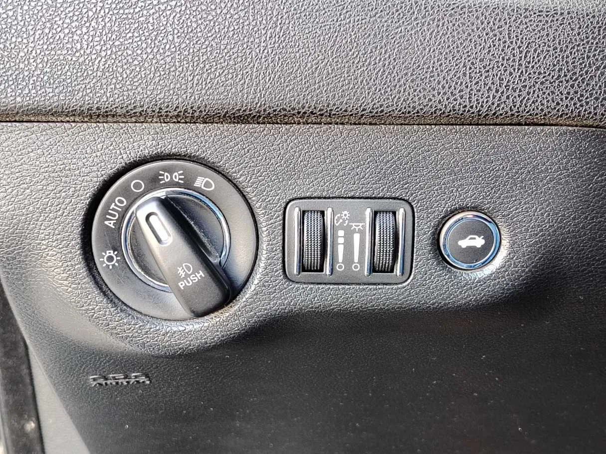 Car image 30