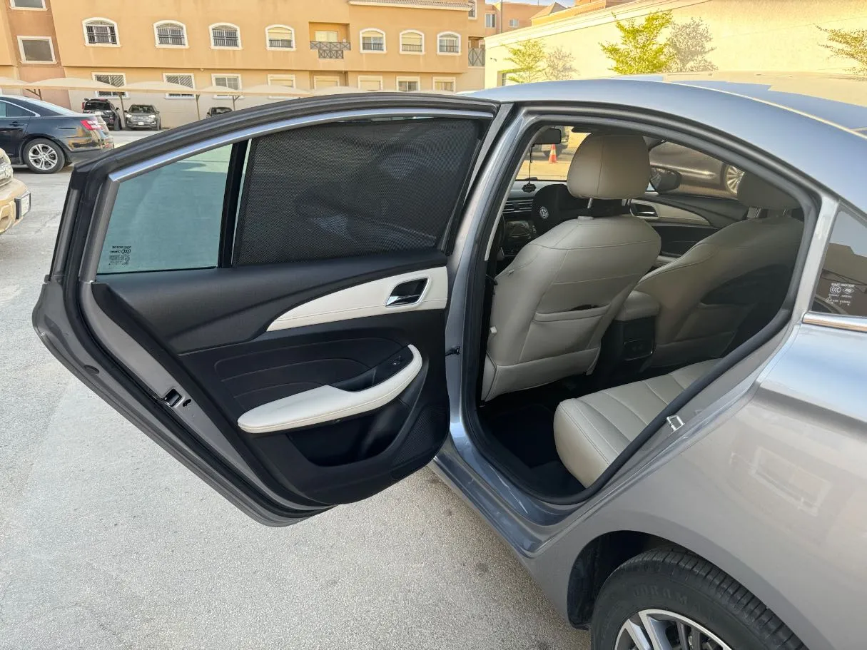 Car image 14