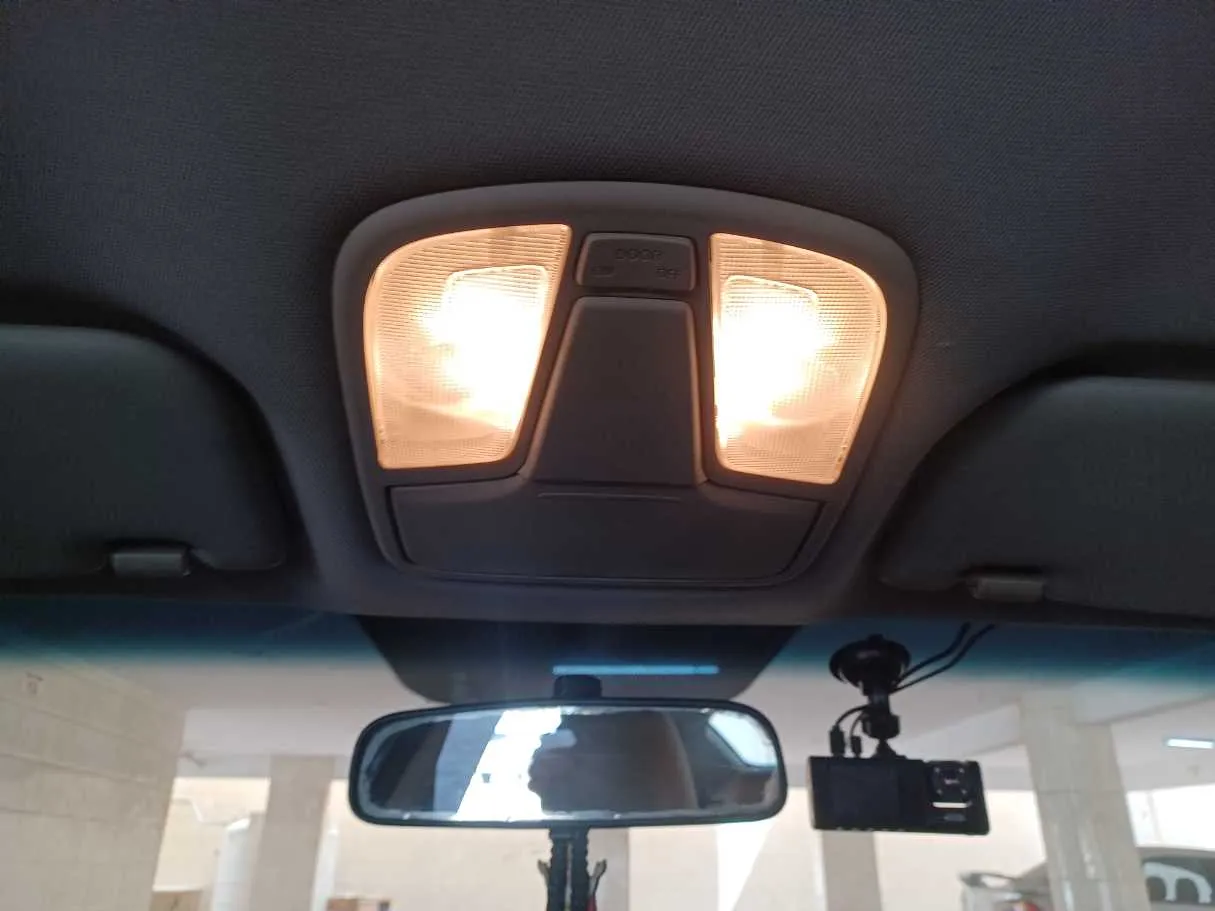 Car image 19