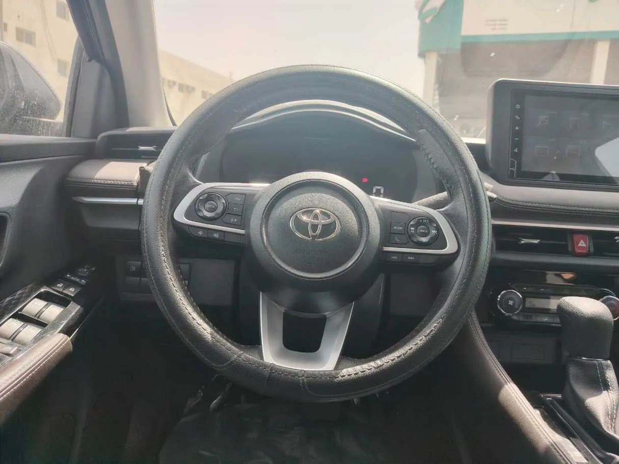 Car image 25