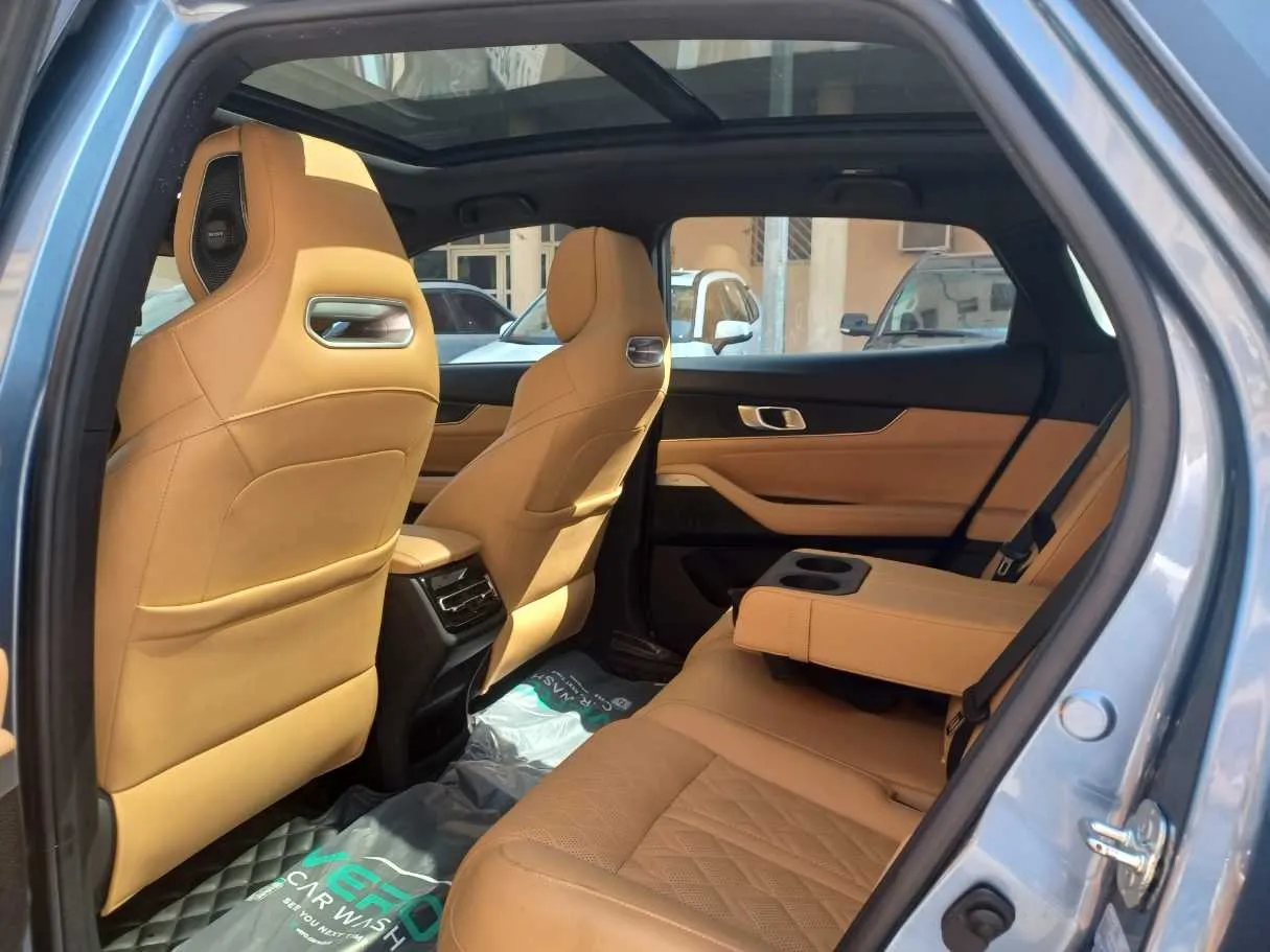 Car image 14