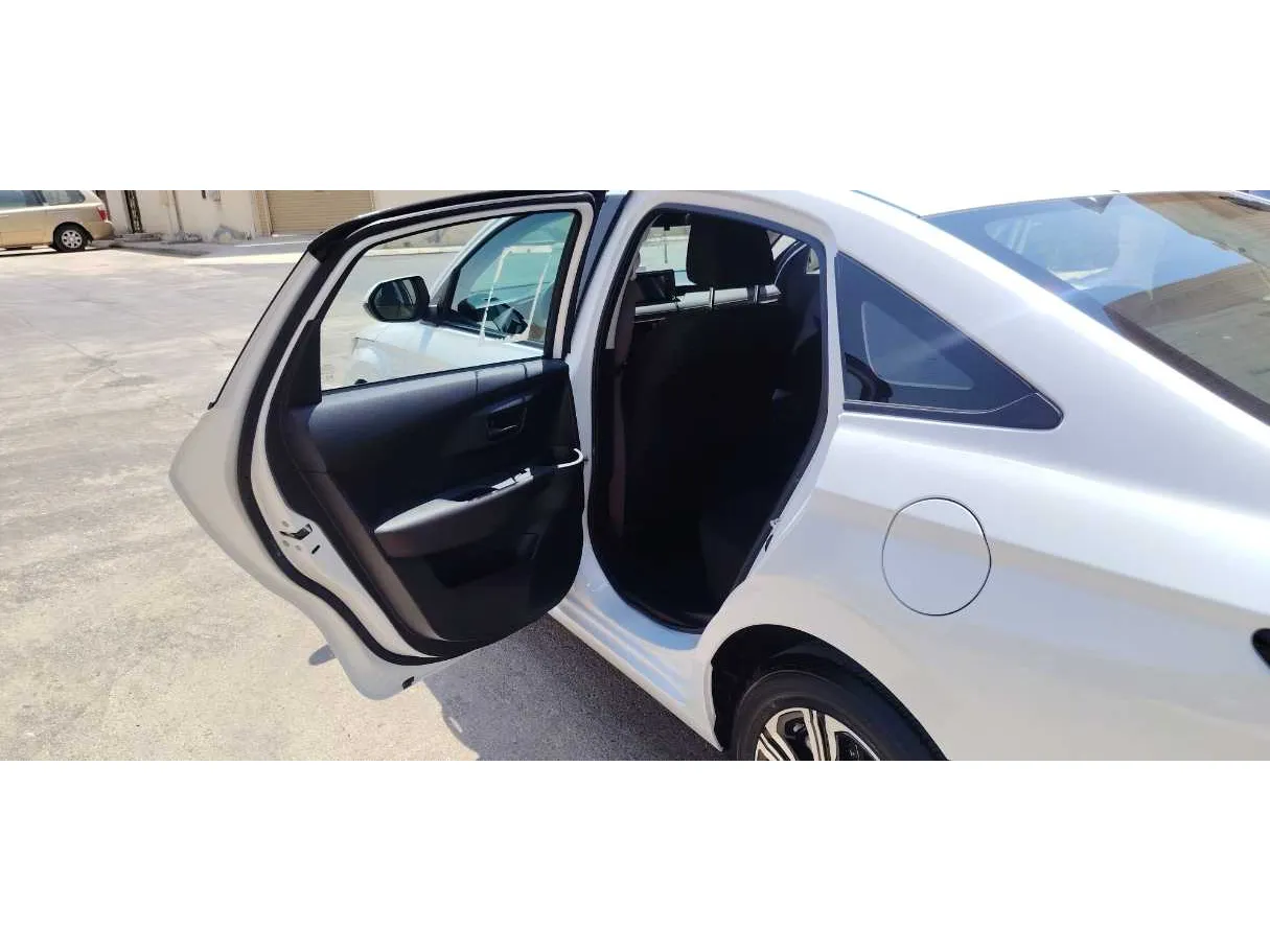 Car image 13