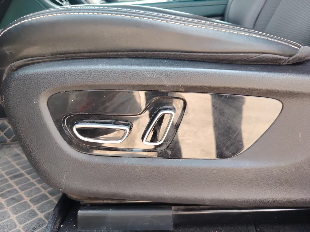 Car image 27