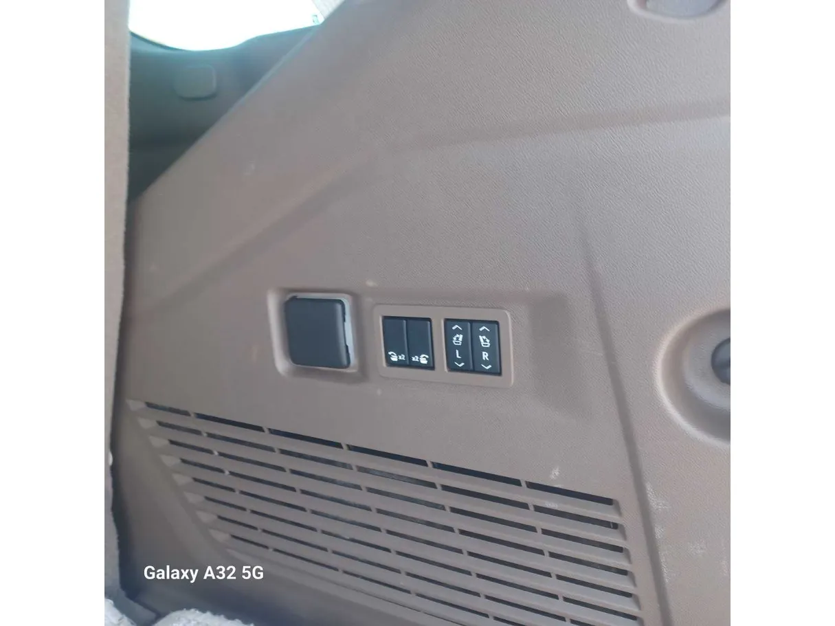 Car image 32