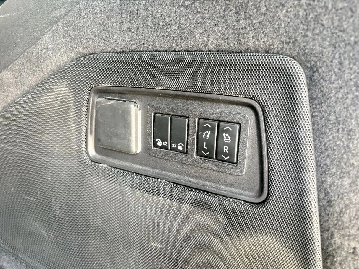 Car image 32