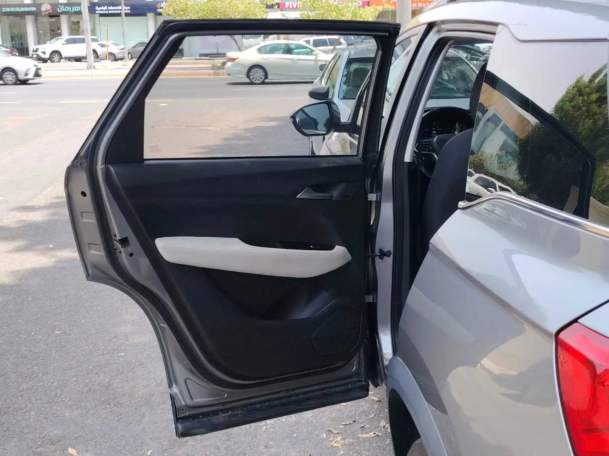 Car image 14