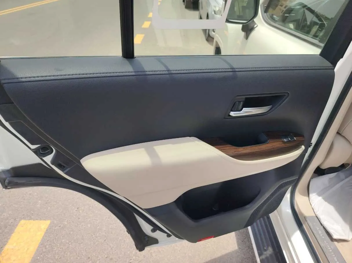 Car image 17