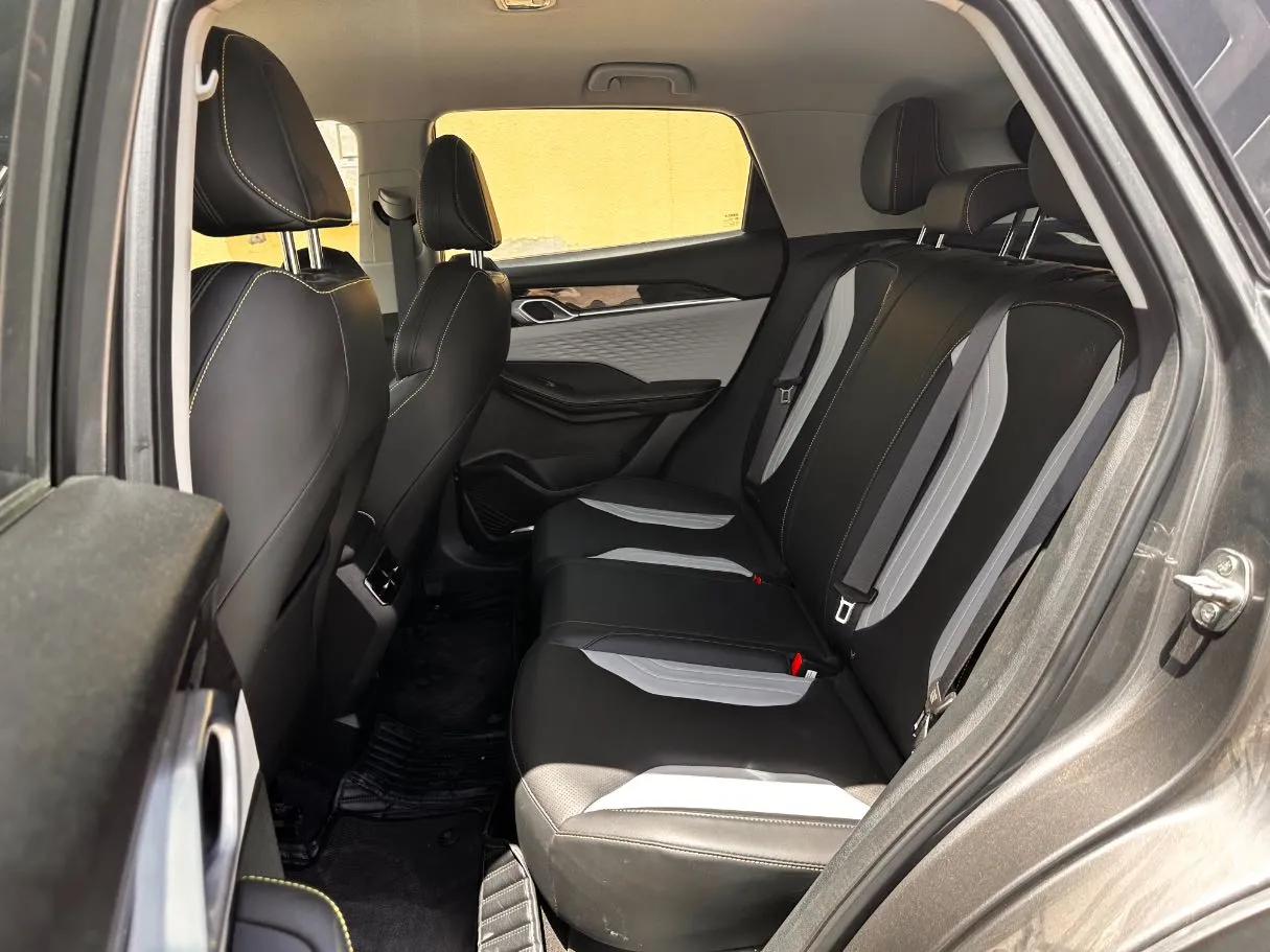 Car image 14