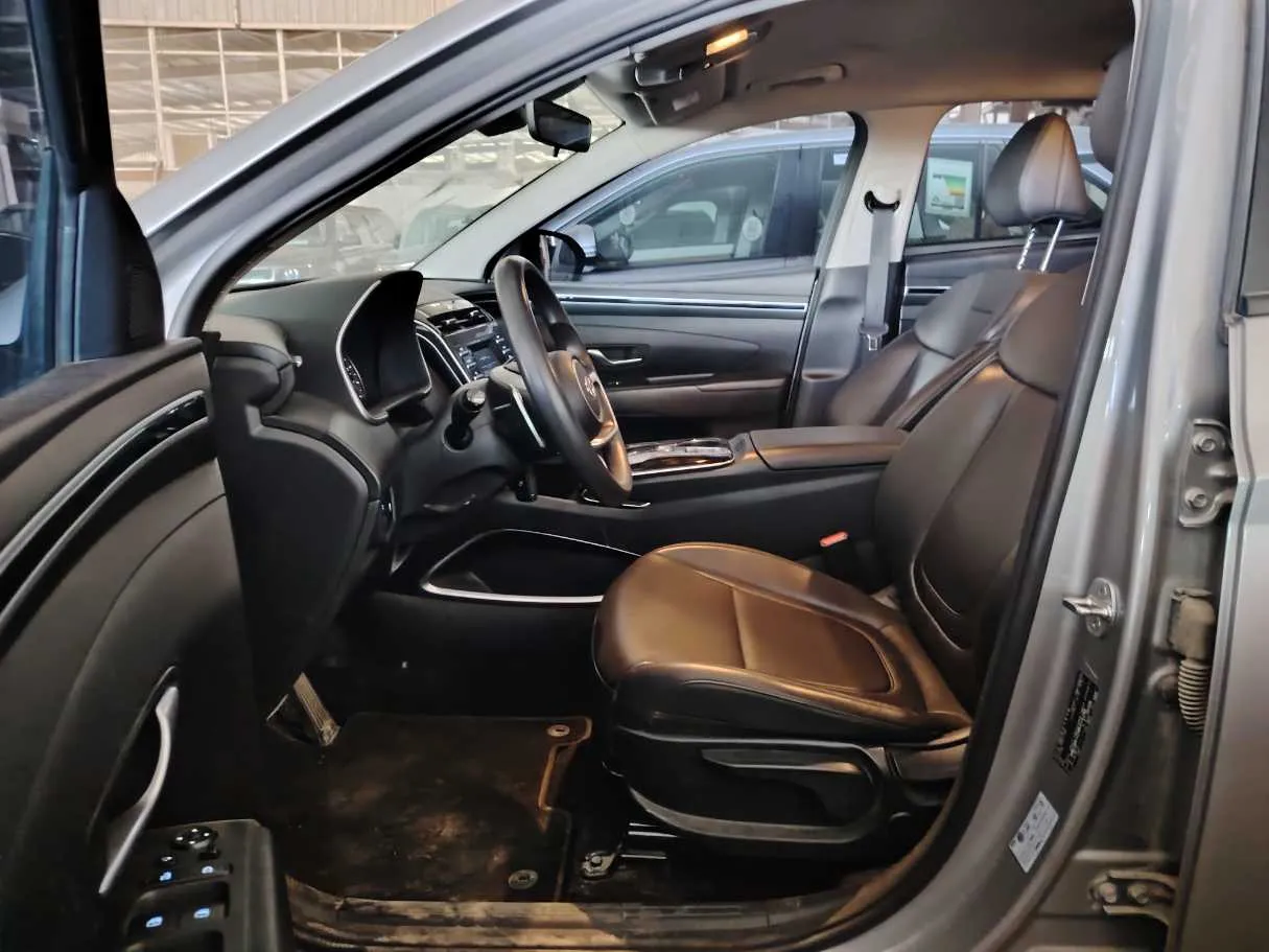 Car image 11