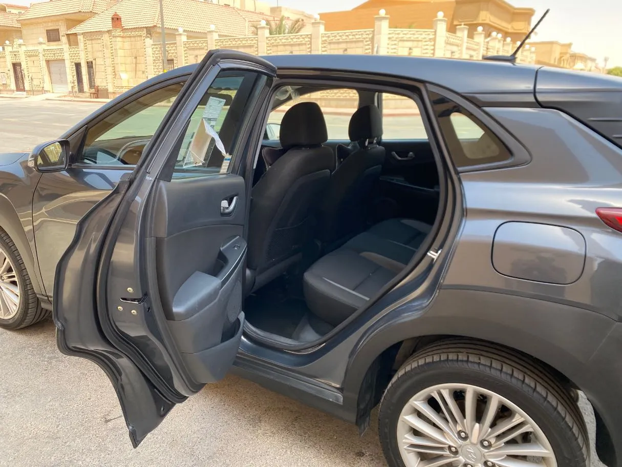 Car image 12