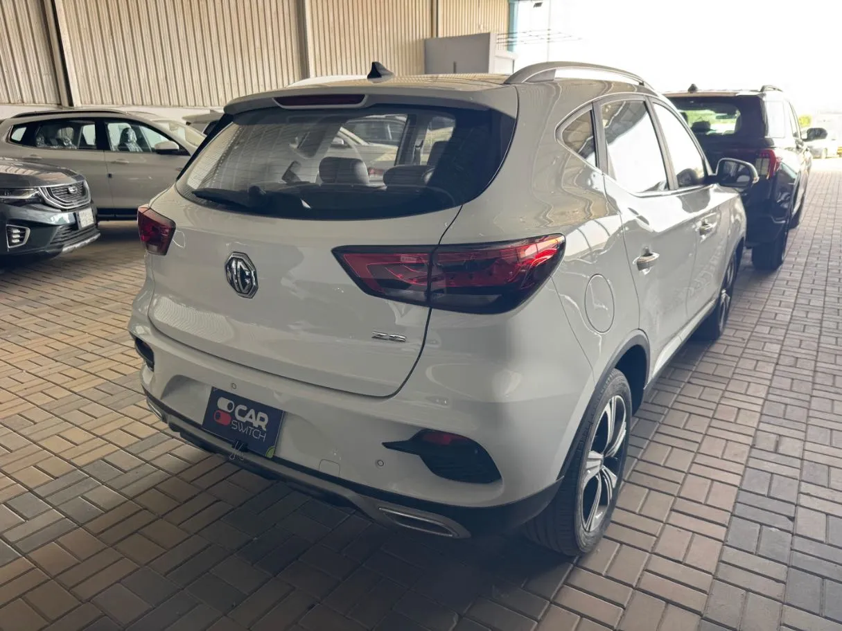 Car image 3