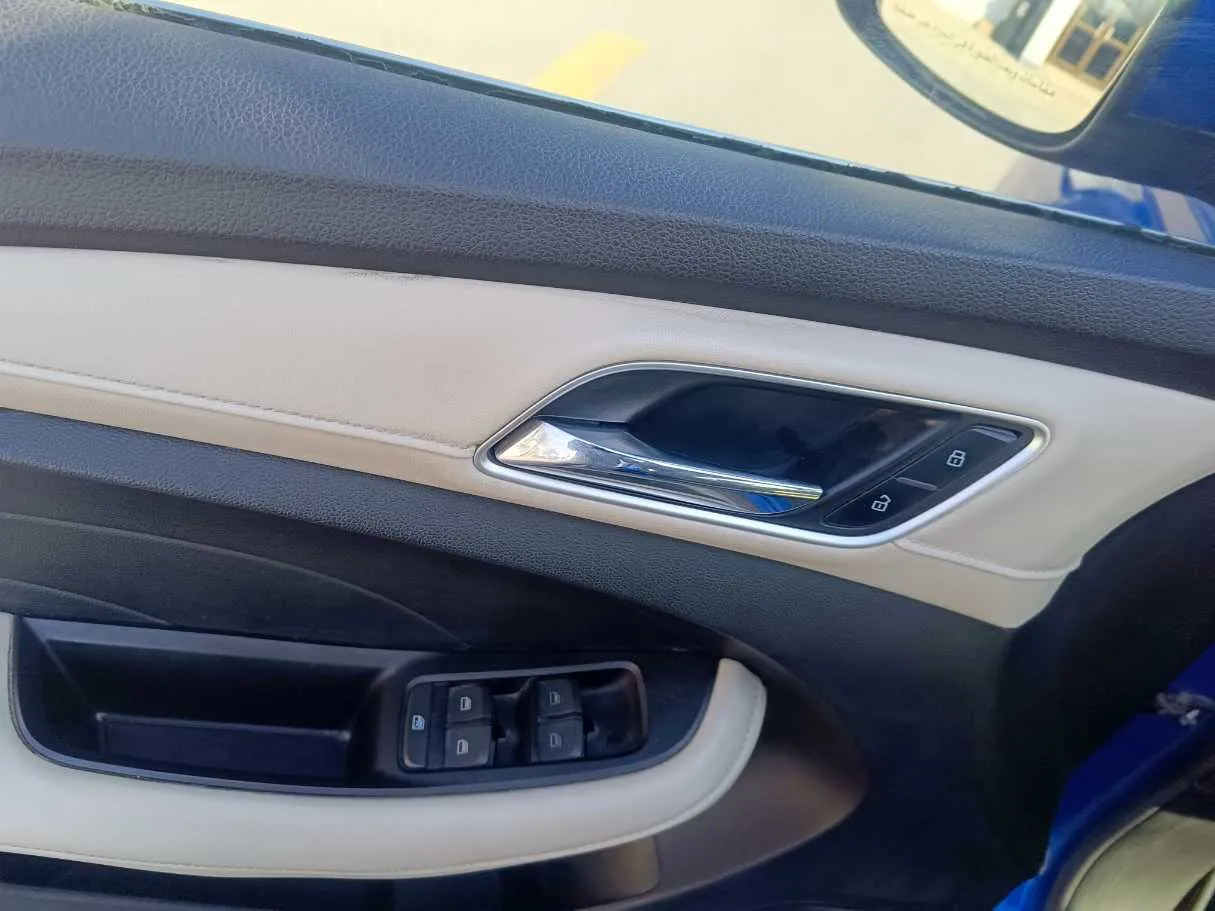 Car image 30