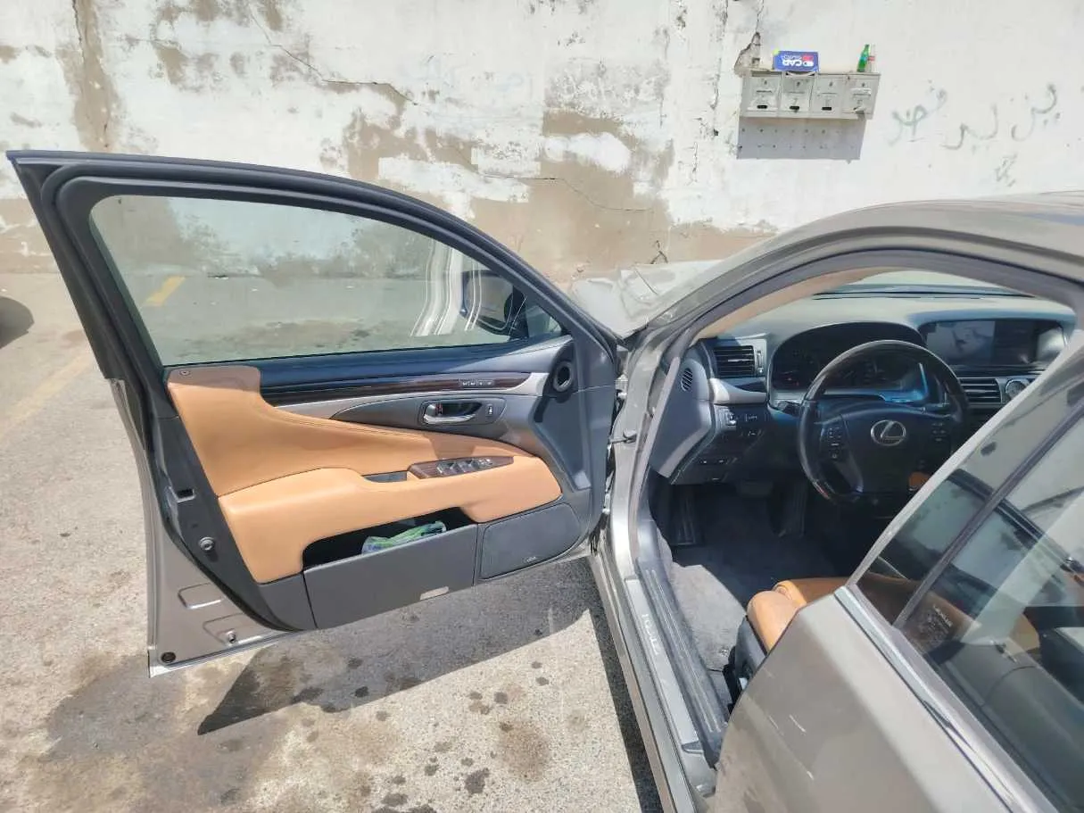 Car image 12