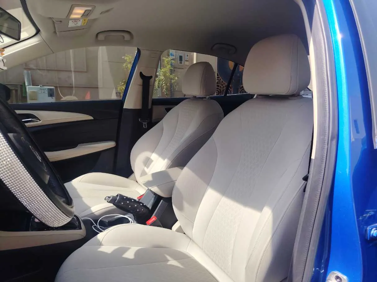 Car image 12