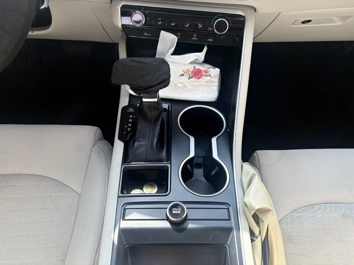 Car image 18