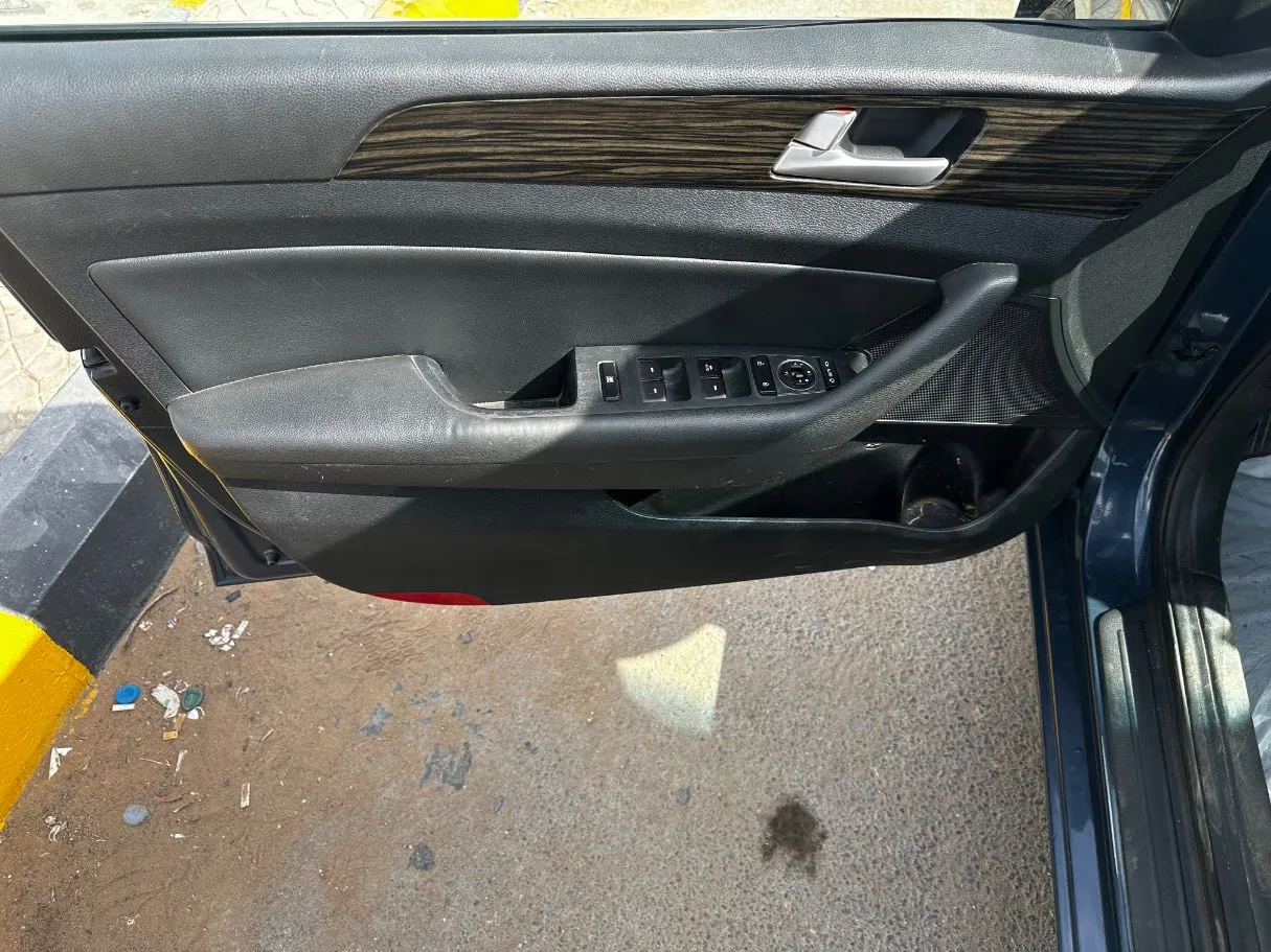 Car image 26