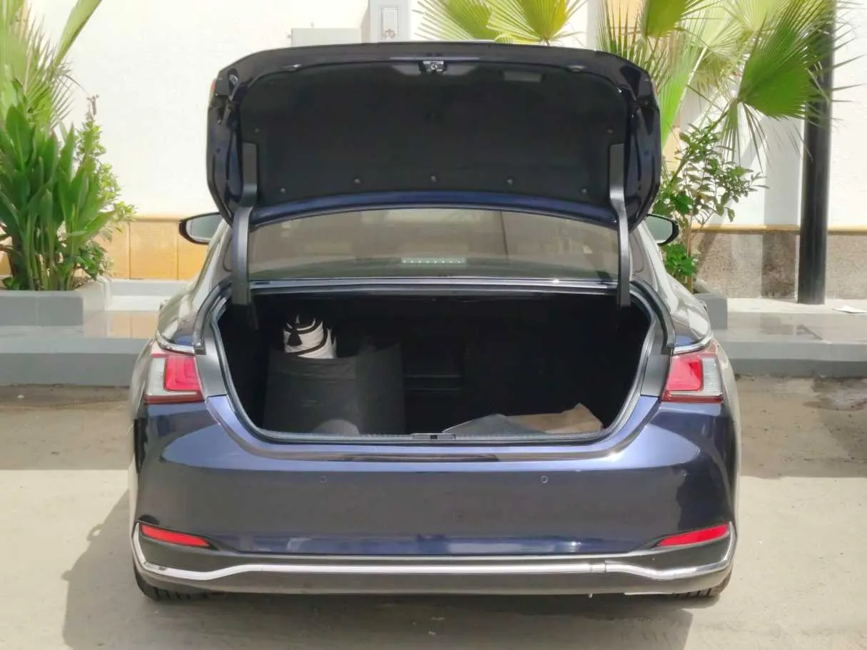 Car image 25