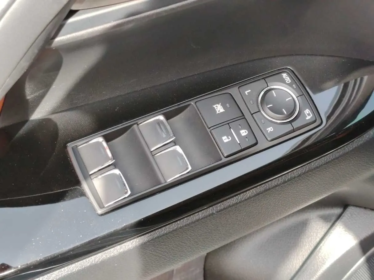 Car image 30