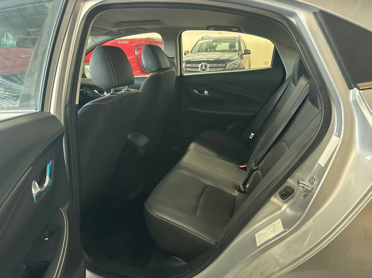 Car image 14