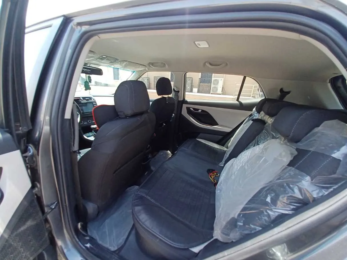 Car image 12