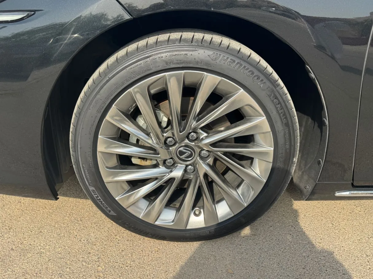 Car image 9