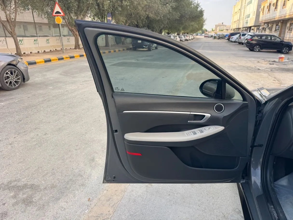 Car image 10