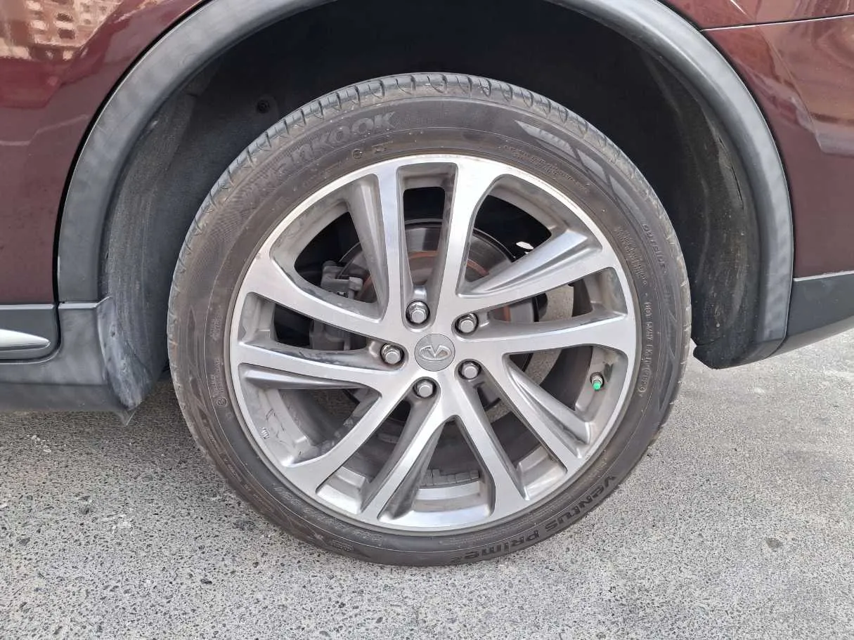 Car image 9