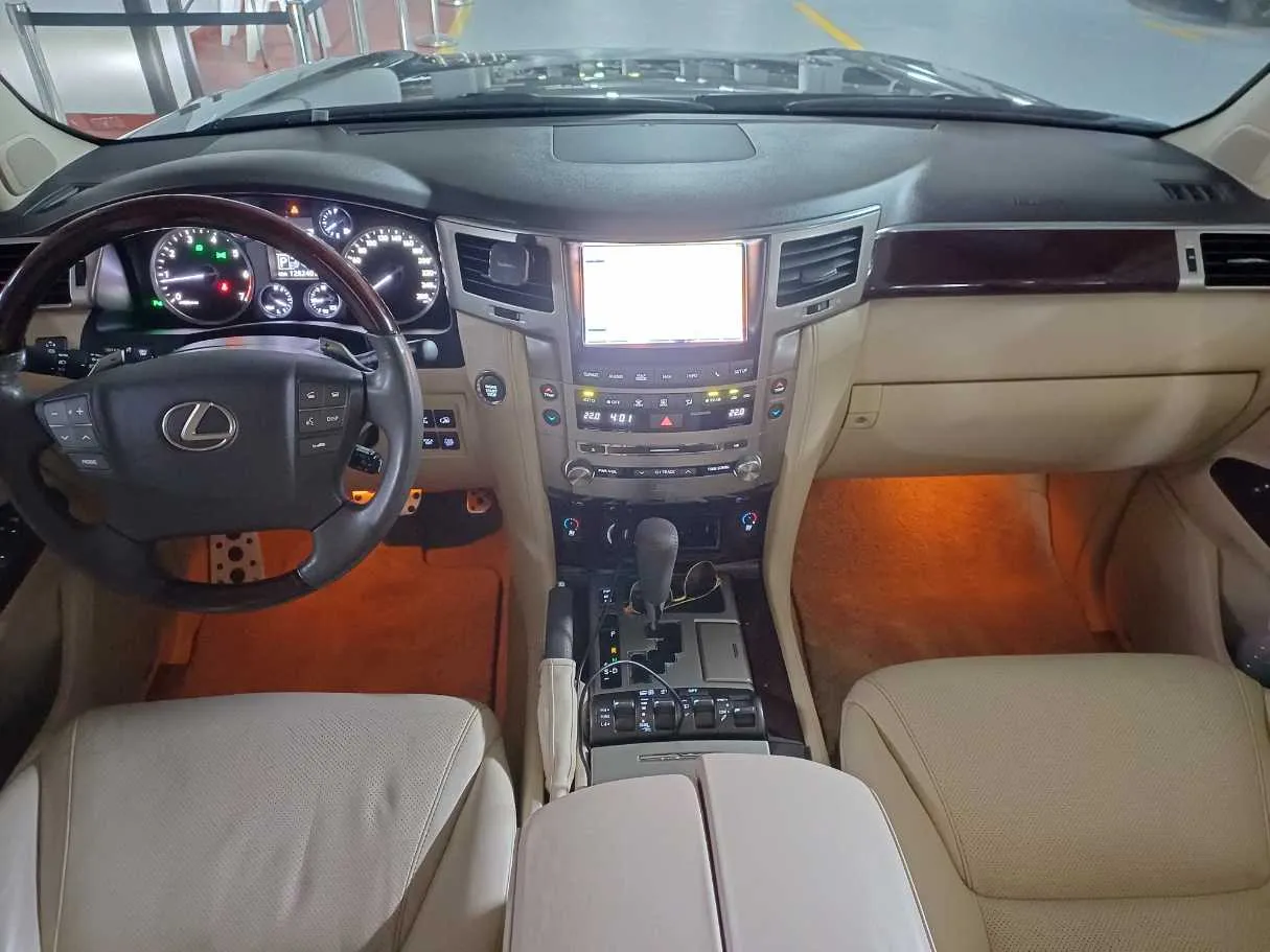 Car image 15