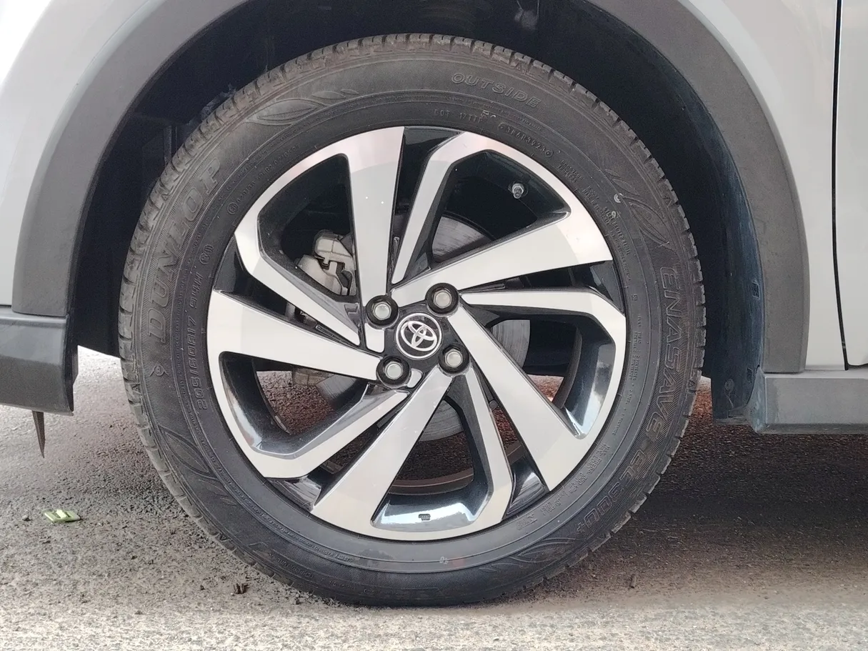 Car image 10