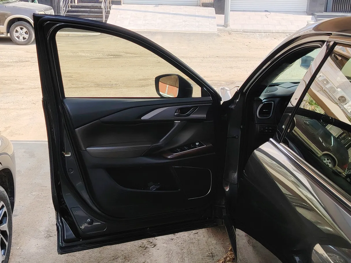 Car image 11