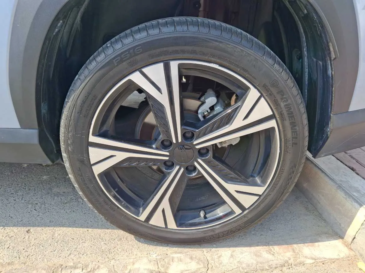 Car image 9