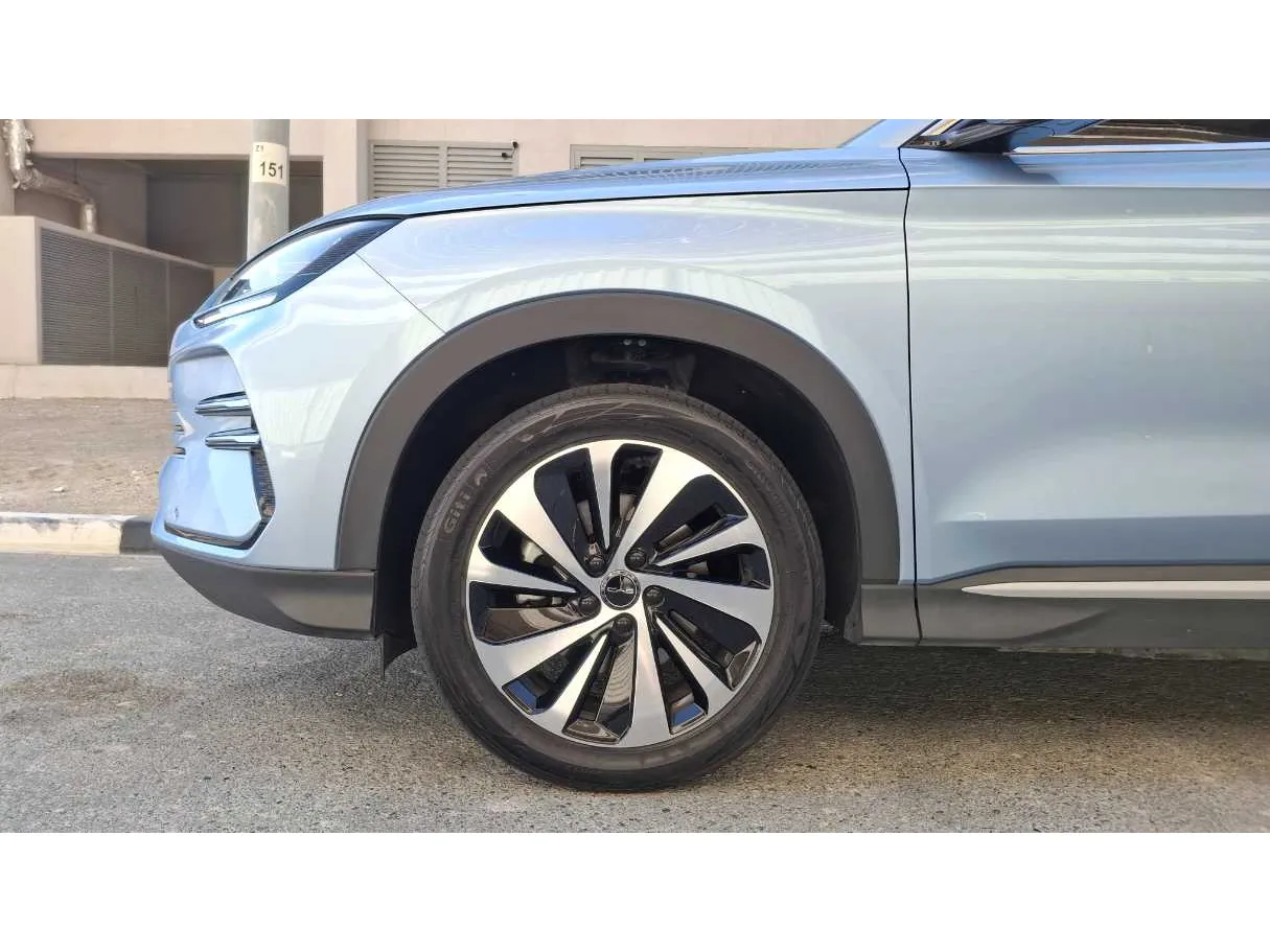 Car image 9