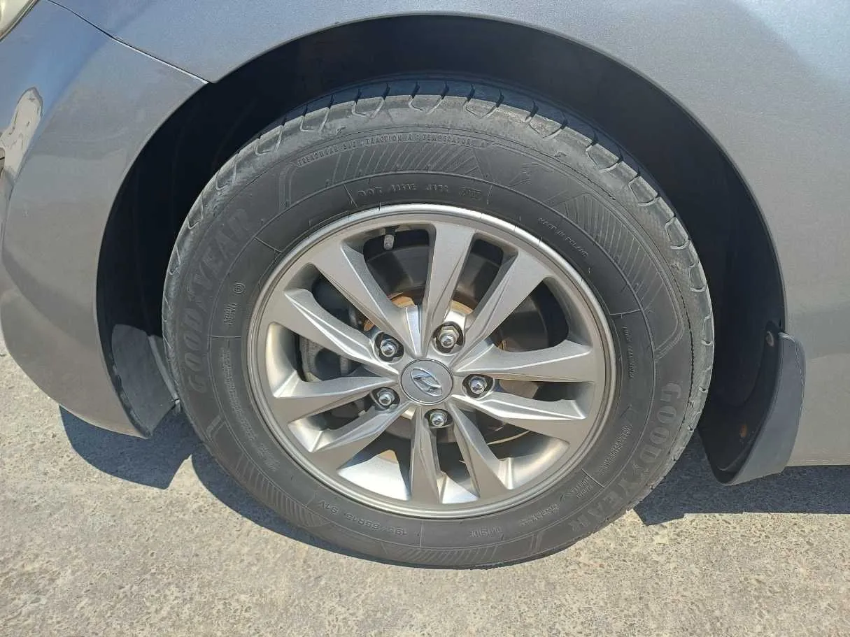Car image 10