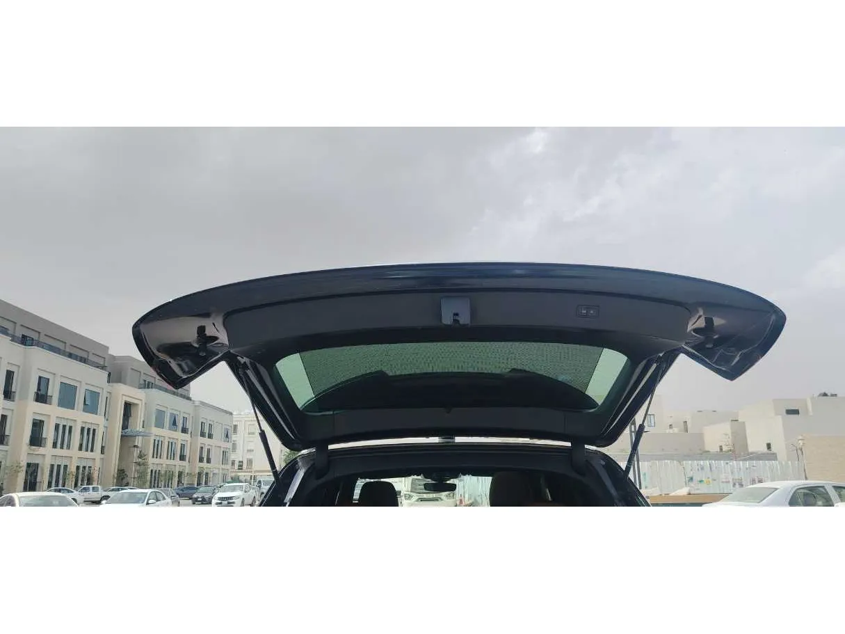 Car image 24