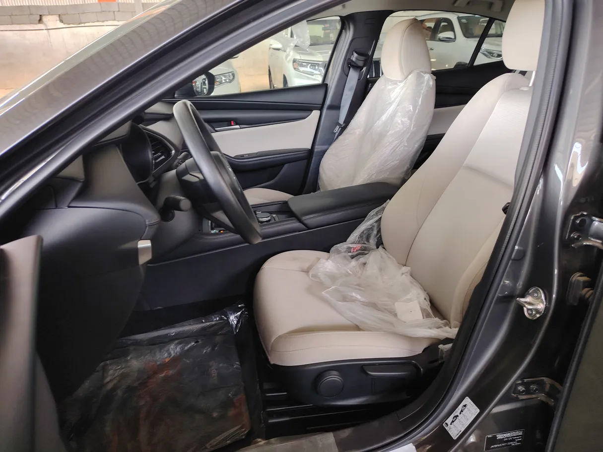 Car image 11