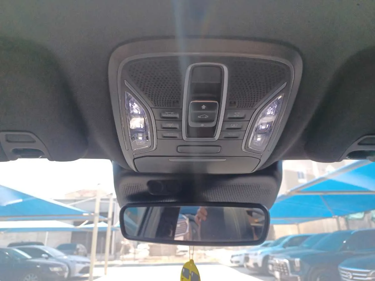 Car image 19